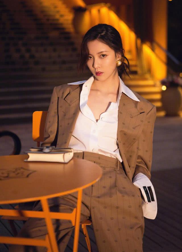 宋妍霏换季穿搭气场十足,大码西装配衬衫随性迷人,御姐范满分