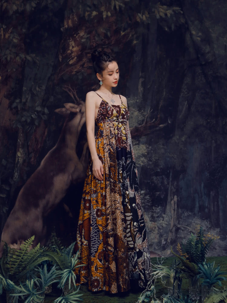 BABY和金晨这两位大美女同穿印花吊带裙,辣妈和少女的区别!