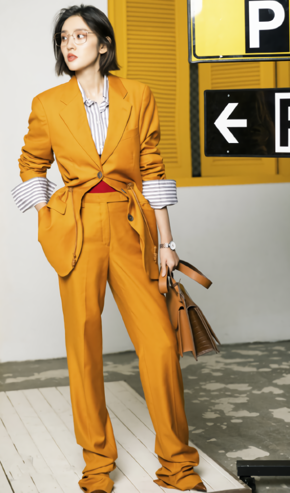 温暖美女唐艺昕把西裤穿成了堆堆袜,结果却显腿长