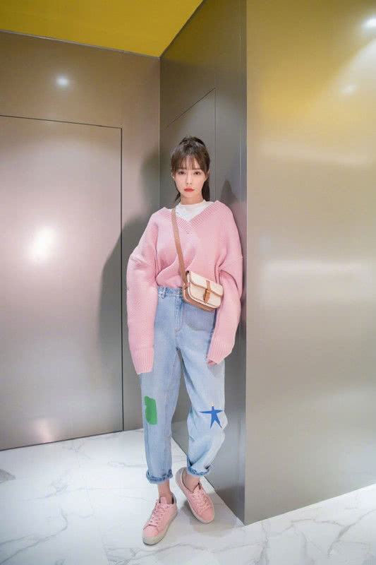 美女沈梦辰穿粉色毛衣搭高腰牛仔裤,身材比例太惊艳