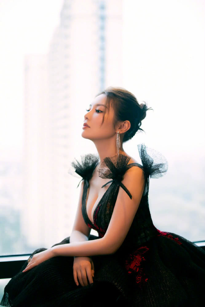 性感美女徐冬冬一袭深V裙太敢穿,微胖女孩果然才是真的极品