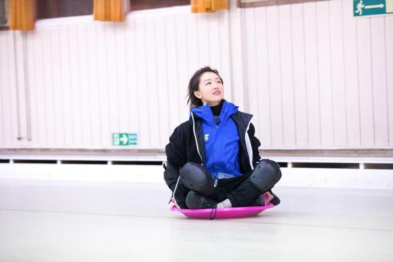 清纯氧气美女周冬雨解锁冰球技能，运动装难掩超细小腿