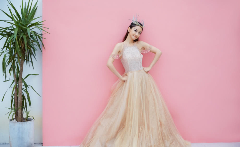 陈彦妃白色羊羔毛大衣清新甜美,扎高马尾俏皮阳光