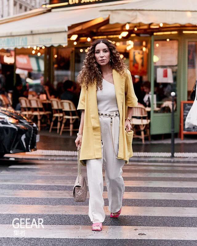 咖啡色穿搭显单调沉闷，时尚潮人的初秋造型都加入了彩色单品