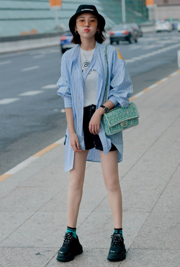 温暖美女唐艺昕把西裤穿成了堆堆袜,结果却显腿长