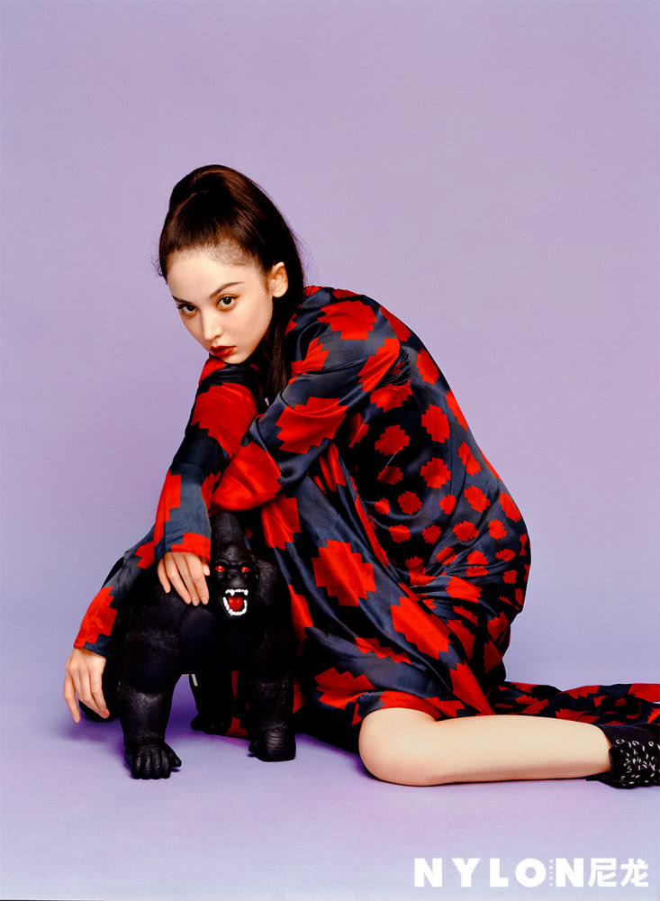 美女娜扎登时尚杂志,复古高马尾+高饱和色调,又纯又欲太精致