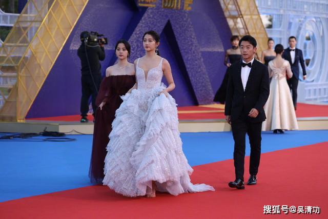 金鸡奖红毯:邓超和孙俪合体,杜江和霍思燕亮相,容嬷嬷一路小跑