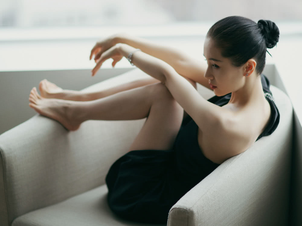 美女明星王子文光脚拍大片,穿黑色斜肩礼服身材也太性感了吧