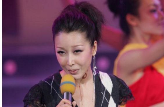 曾是春晚常客,三任男友一离世一入狱一破产,今嫁董事长活得幸福