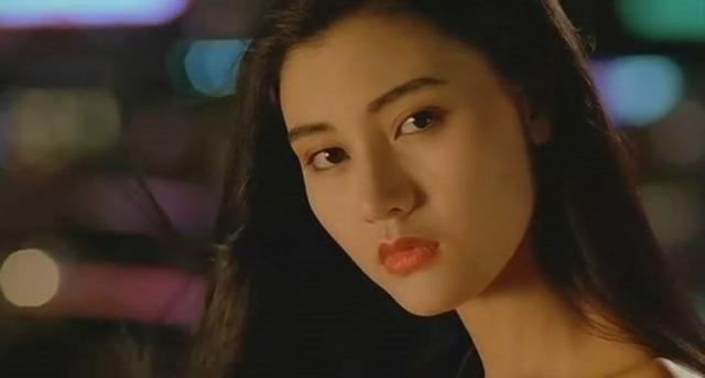 她18岁就成为香港小姐,49岁宛若少女,周星驰都对她动心过