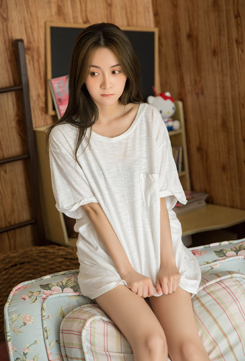 长发美女白嫩美腿诱惑写真图片