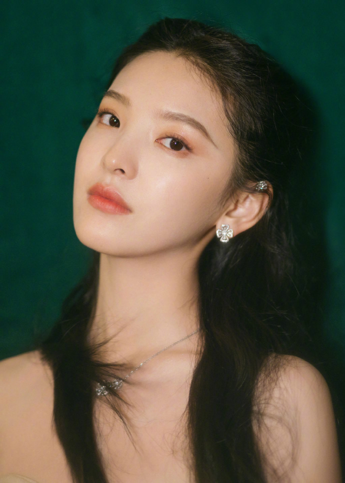 章若楠穿抹胸薄纱礼裙，甜美仙气十足