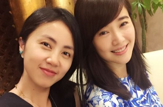 同为40岁辣妈，左小青和黄磊老婆孙莉素颜同框，气质差距有点大