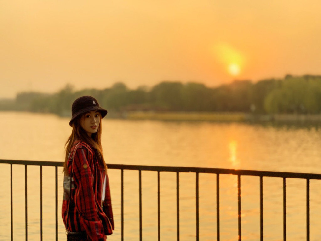 漂亮美女祝绪丹绿洲清爽迷人生活照片