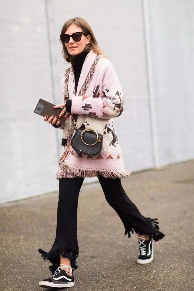 想显高显瘦试试这种搭配:小黑裤+小黑鞋