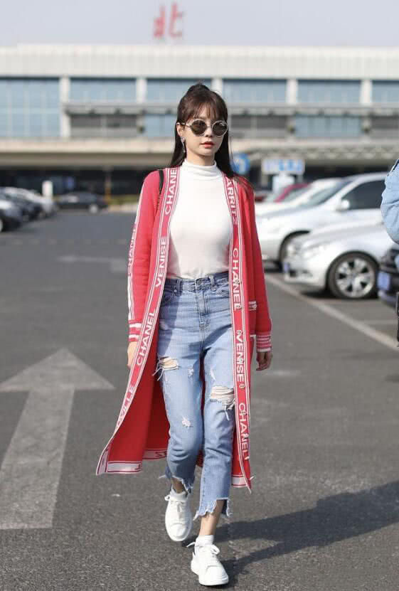 美女沈梦辰穿粉色毛衣搭高腰牛仔裤,身材比例太惊艳