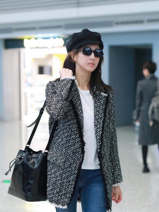 美女张钧甯机场街拍:穿廓形夹克清新又显气质