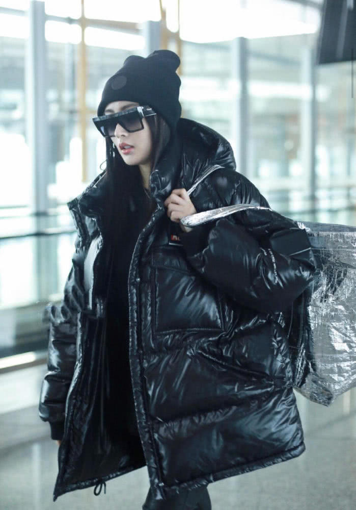 张天爱羽绒服到皮裤漂亮大气，气质全开