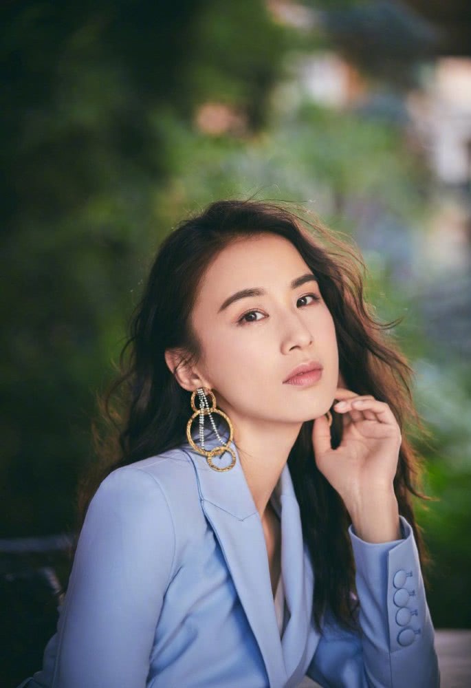 知性美女黄圣依蓝色西装尽显婀娜身姿和优雅气质,完美侧颜太让人心动
