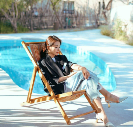 3、40岁女人如何打扮才有气质?学女神刘涛这样穿,美得知性又优雅