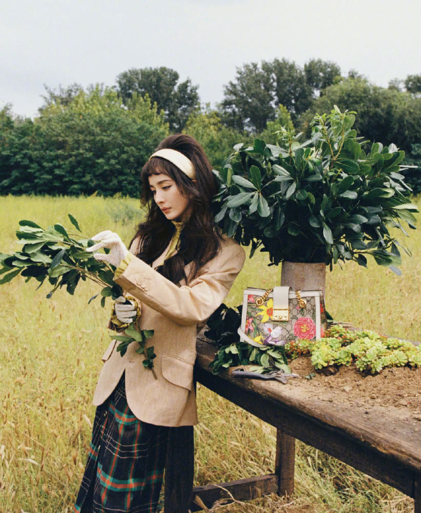 杨幂复古造型真吸睛！身穿彩色格纹外套明艳动人，发型引争议