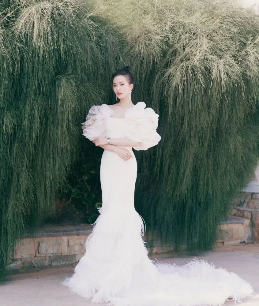 气质美女刘诗诗合影杀手又开始了，最新造型白色鱼尾裙明艳动人
