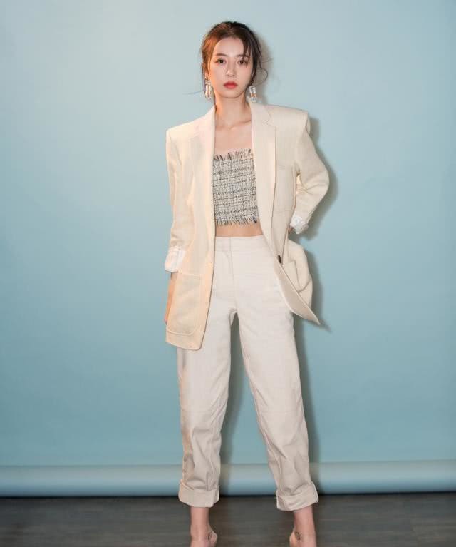 美女周雨彤穿西装外套露出让人羡慕的“蚂蚁腰”，气场太好