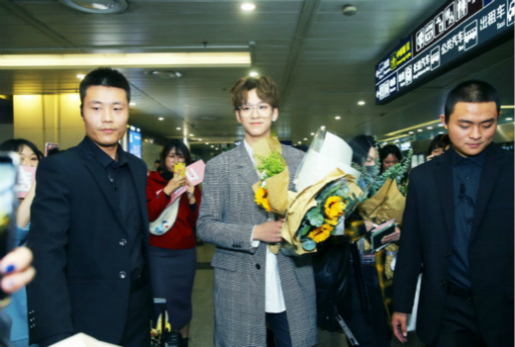 Tony余景天首度回蓉活动 粉丝热情接机彰显其超高人气