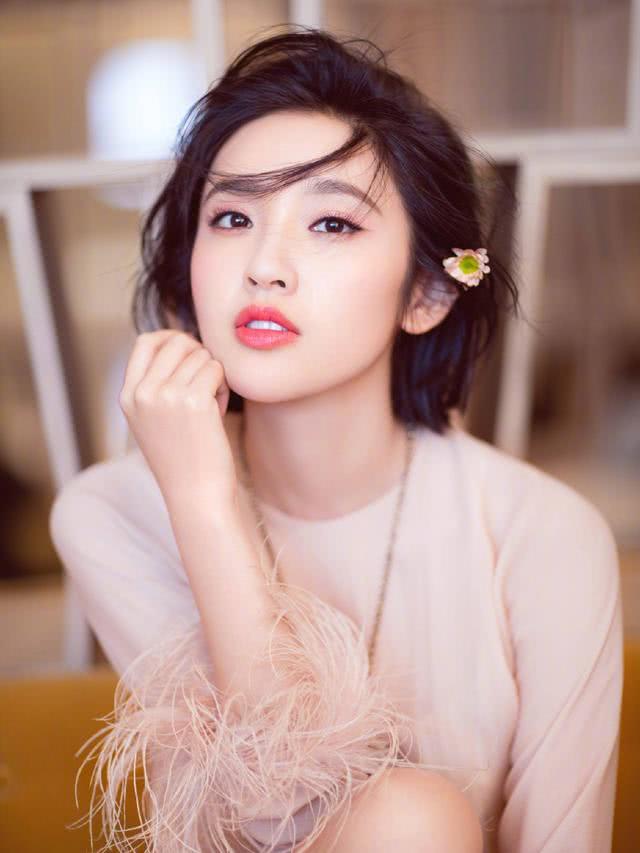 脸上有这4个特征的女生,一定要拒绝留“短发”,显老不说还邋遢