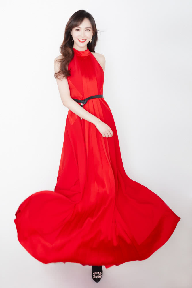 唐嫣曝孕期时尚写真，穿大衣长筒袜，小腿纤细依旧好看