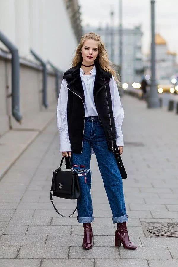 牛仔裤搭配小红靴让你个性拉风，变美还立马温暖加倍