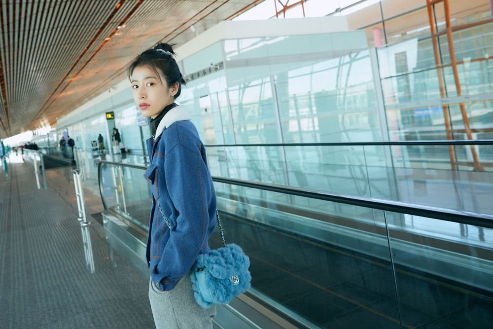 美女周雨彤最新机场街拍：纯色针织衫+丸子头太有青春气息