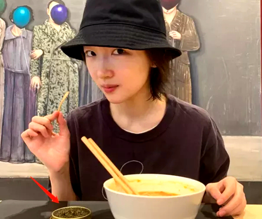 周冬雨吃泡面却被指“炫富”?看清旁边的配菜:一般人吃不起!