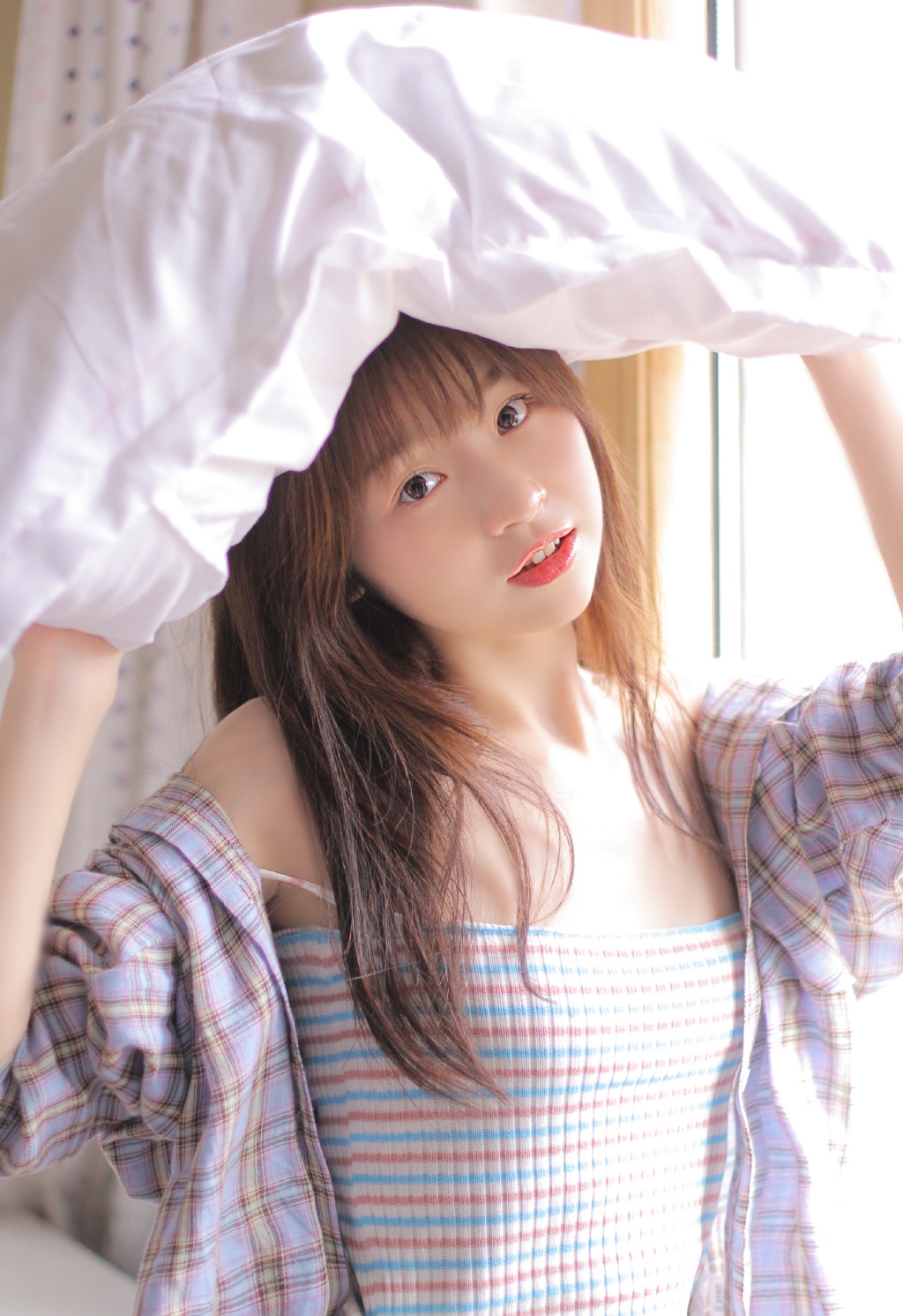 白皙美女香肩美腿迷离半露撩人写真图片