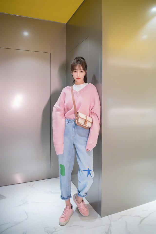 冬天穿出轻盈少女气质：这颜色的毛衣，吴谨言、吴昕、IU都在穿