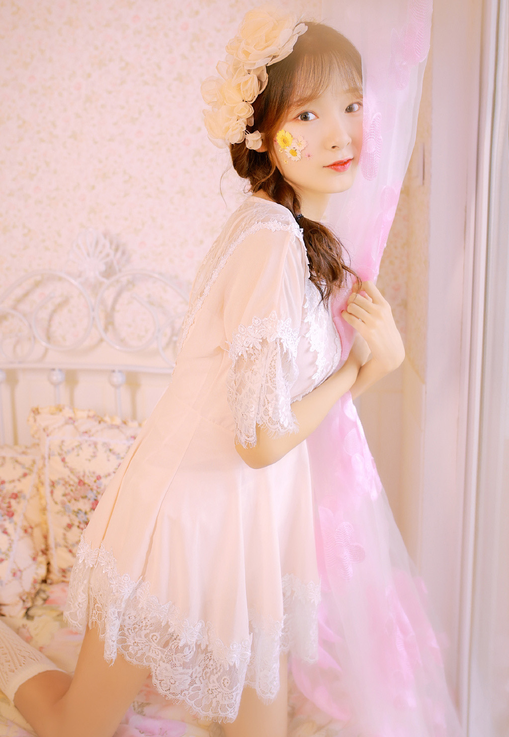 低胸美女性感白纱美女唯美写真