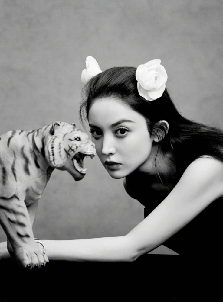 美女娜扎登时尚杂志,复古高马尾+高饱和色调,又纯又欲太精致