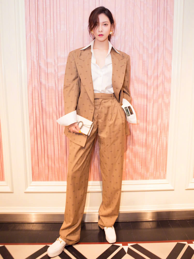 周雨彤和宋妍霏身高只差2CM，同样搭配西服套装，腿长就是任性