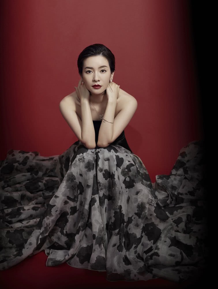 美女李晟穿露肩鱼尾裙,身材婀娜多姿