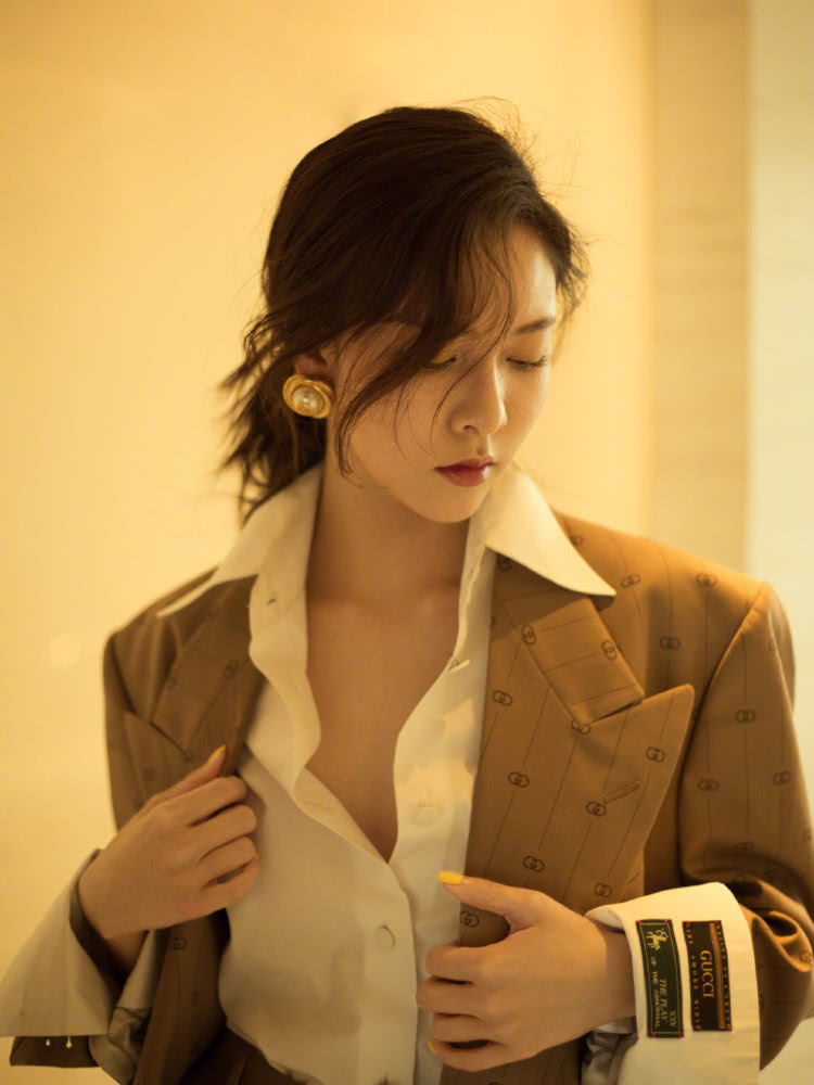 周雨彤和宋妍霏身高只差2CM，同样搭配西服套装，腿长就是任性