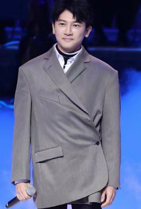 苏有朋参加活动，为赶场西装不小心扣错，却因此成全场焦点