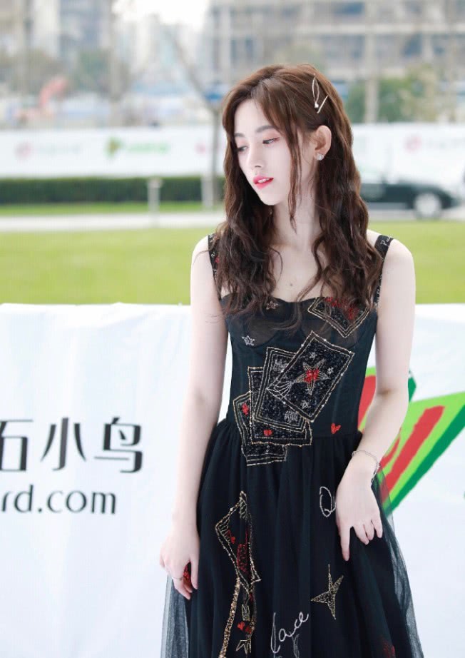 美女鞠婧祎说自己上学没人追,看到她未出道前生图照:换我也不敢下手