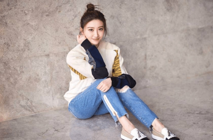 景甜近照变化太大,公主裙加卷发胖了一圈,眼袋明显略显憔悴!