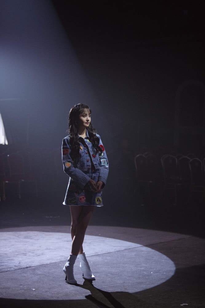 郑爽生日会获男友深情献唱,穿牛仔套装清新甜美,被宠成了小公主