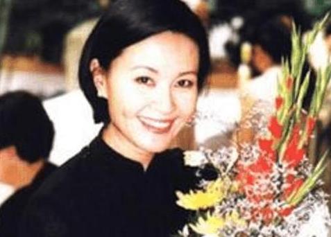 她曾是百花影后,比刘晓庆还火,抛夫弃女嫁小10岁男星却被抛弃