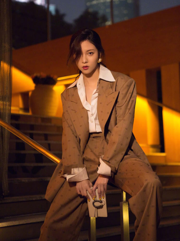 周雨彤和宋妍霏身高只差2CM，同样搭配西服套装，腿长就是任性