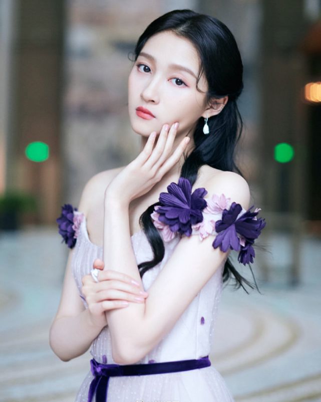 小美女关晓彤穿礼服躺在沙发上,粉丝偷拍镜头下,瞬间美成“人鱼”特效