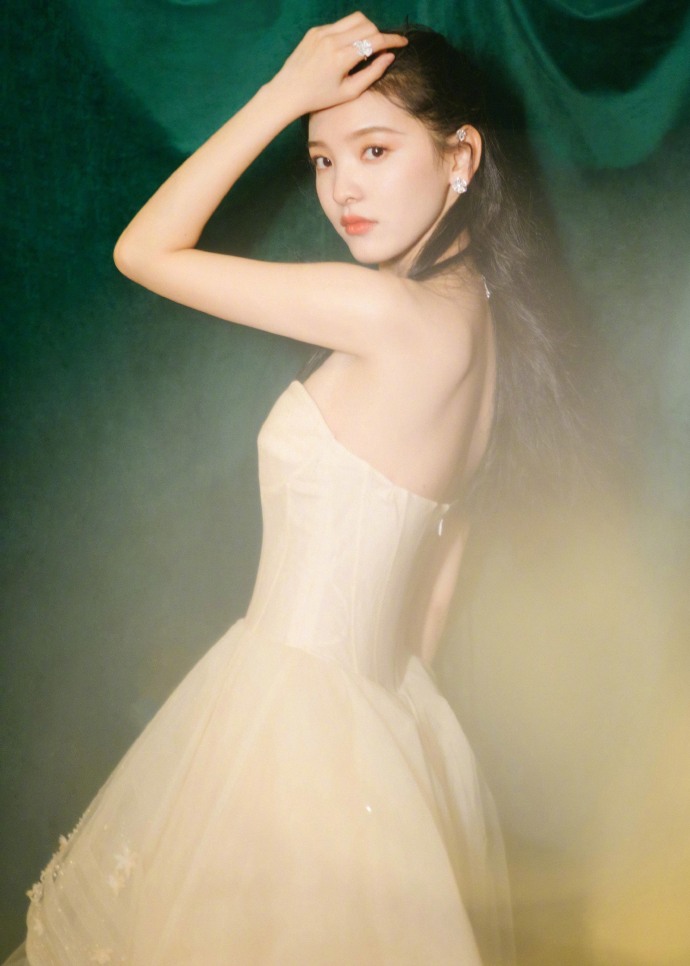 章若楠穿抹胸薄纱礼裙，甜美仙气十足