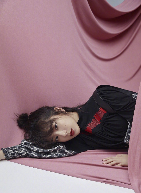 杨紫拍时尚杂志！穿3万8连衣裙涂红唇，气质全开