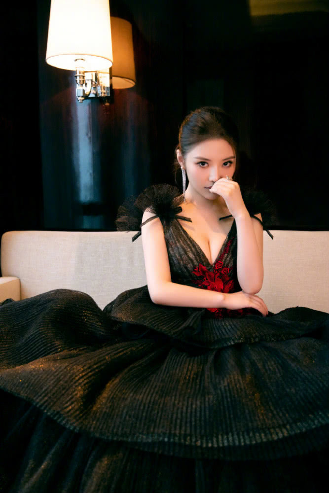 性感美女徐冬冬一袭深V裙太敢穿,微胖女孩果然才是真的极品